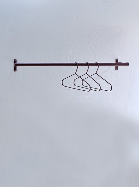 Bordo rdeč stenski obešalnik iz nerjavečega jekla 90 cm Hang-It – Mette Ditmer Denmark