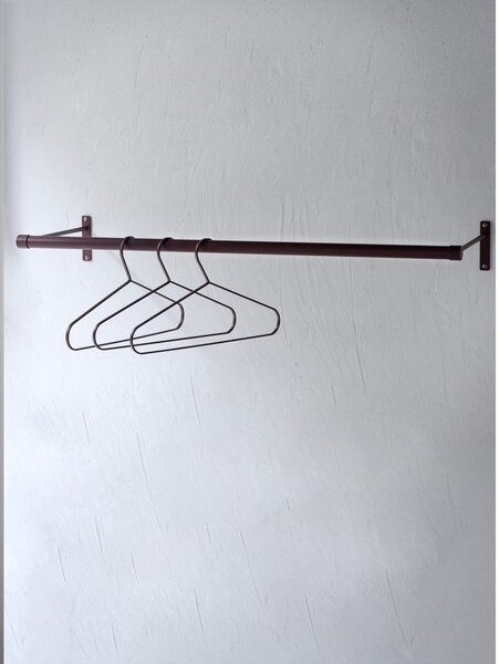 Bordo rdeč stenski obešalnik iz nerjavečega jekla 90 cm Hang-It – Mette Ditmer Denmark