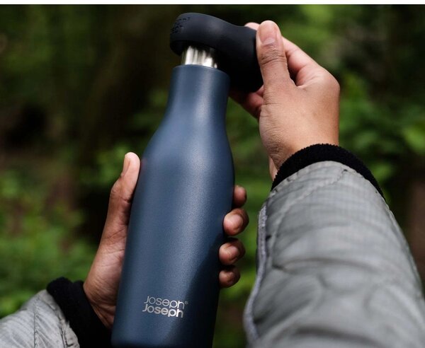 Temno modra steklenica za vodo iz nerjavečega jekla 500 ml Loop – Joseph Joseph