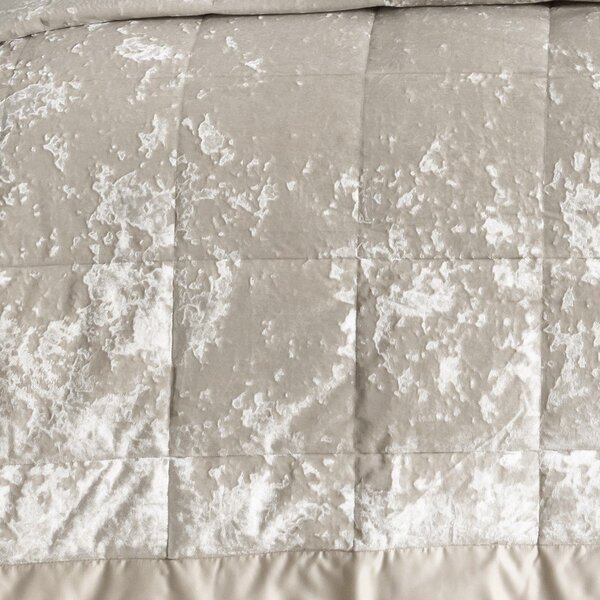 Bež žametno prešito pregrinjalo za zakonsko posteljo 220x220 cm Crushed – Catherine Lansfield