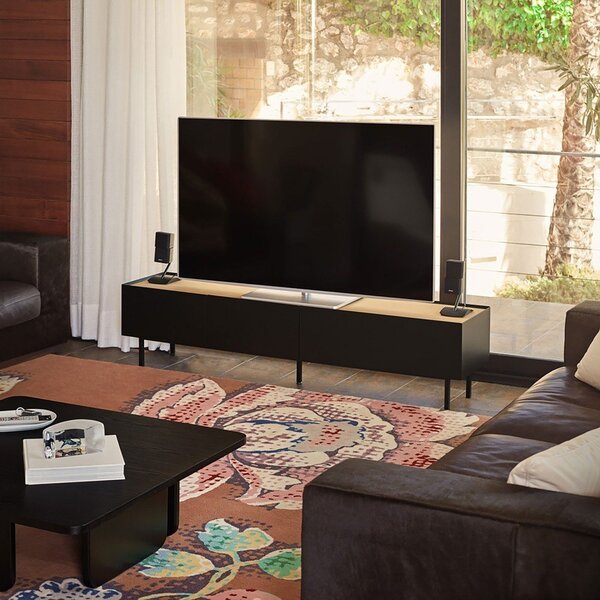 Črna TV omarica v hrastovem dekorju 180x45 cm Arista – Teulat