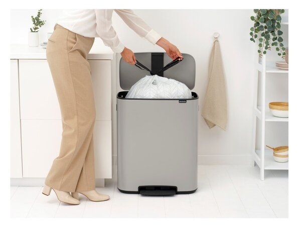 Svetlo siv jeklen koš za smeti s pedalom 60 l Bo – Brabantia