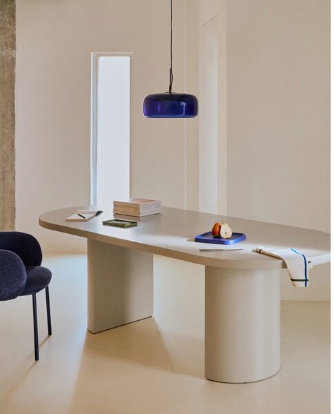 Temno modra LED viseča svetilka s steklenim senčilom ø 38 cm Reig – Kave Home