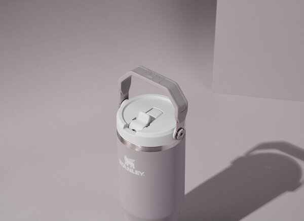 Svetlo siva termovka iz nerjavečega jekla 410 ml IceFlow™ Flip Straw 2.0 Tumbler Ash – Stanley