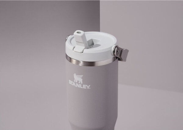 Svetlo siva termovka iz nerjavečega jekla 410 ml IceFlow™ Flip Straw 2.0 Tumbler Ash – Stanley