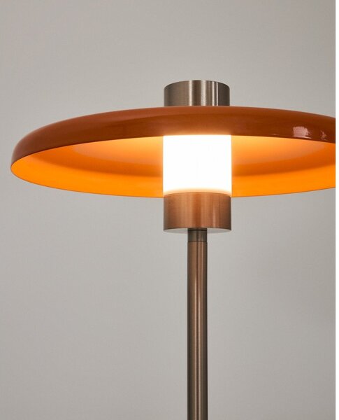 Oranžna stoječa svetilka s kovinskim senčilom (višina 130 cm) Nuvira – Kave Home