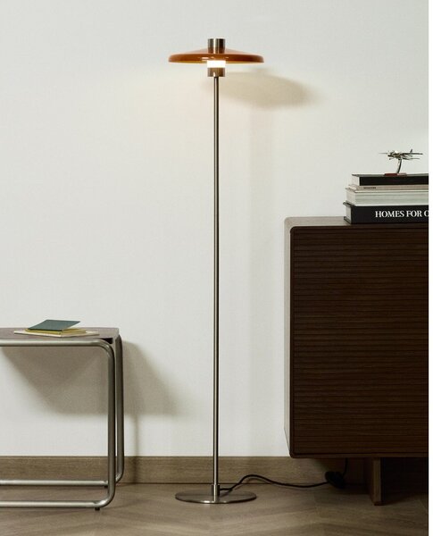 Oranžna stoječa svetilka s kovinskim senčilom (višina 130 cm) Nuvira – Kave Home