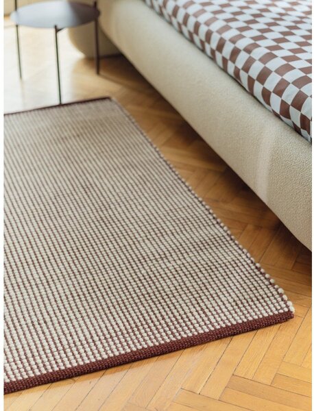Bordo rdeča/v naravni barvi ročno tkana volnena preproga 140x200 cm Talo – noo.ma