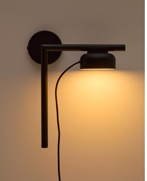 Črna kovinska LED zatemnitvena stenska svetilka z vtikačem Orey – Kave Home