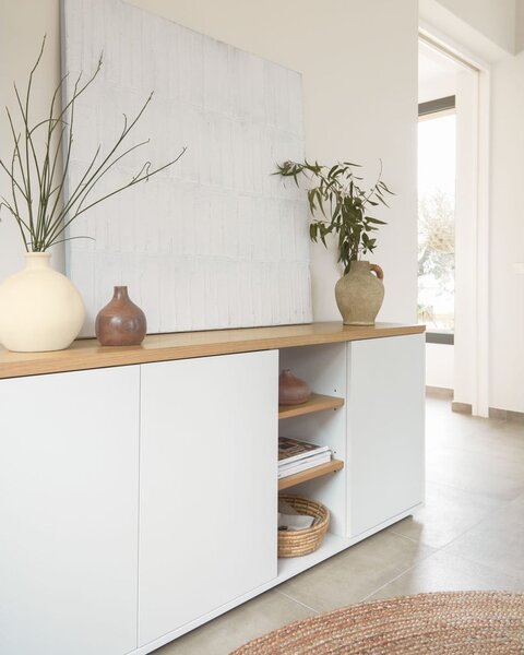 Bela komoda v hrastovem dekorju 180x75x36 cm Abilen – Kave Home