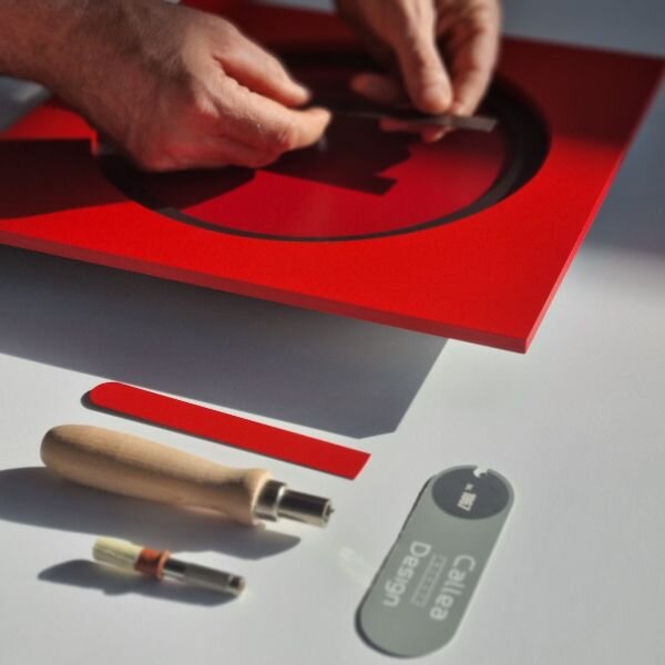 Stenska ura Kam 8 barv