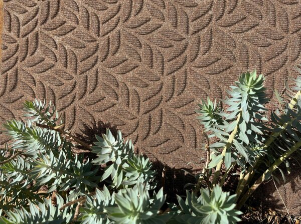 PREDPRAŽNIK Dune Leaves Taupe 60/90 cm reliefno umazano rjava