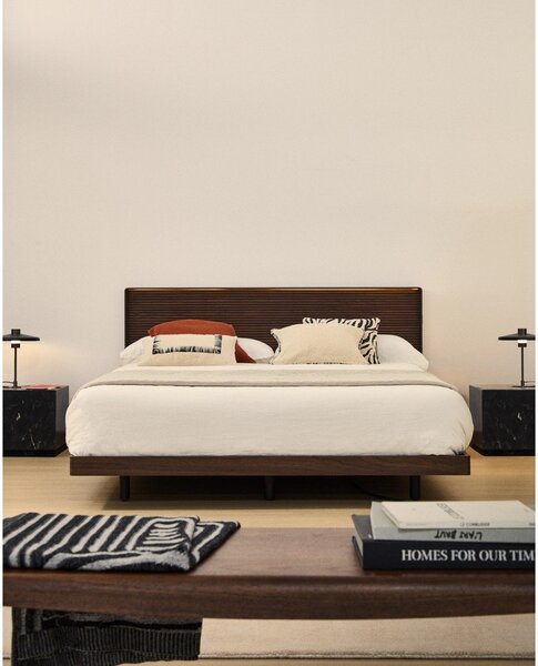 Rjava zakonska postelja iz masivne breze z letvenim dnom 180x200 cm Norlen – Kave Home