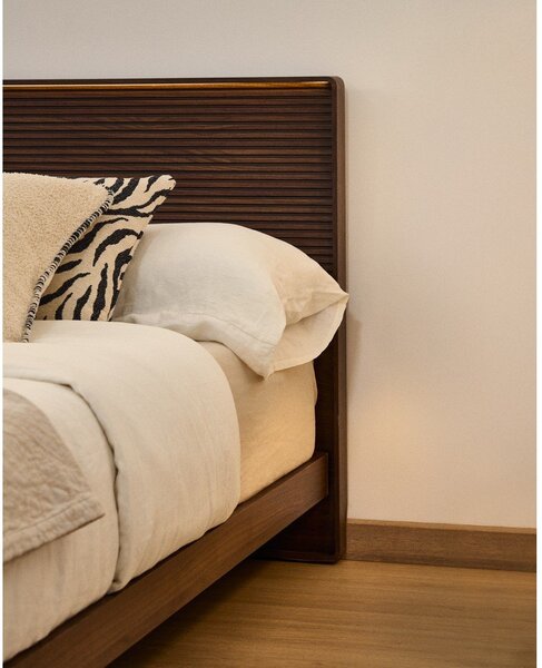 Rjava zakonska postelja iz masivne breze z letvenim dnom 180x200 cm Norlen – Kave Home