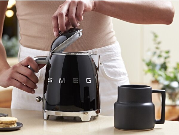 Črn grelnik vode iz nerjavečega jekla 800 ml Retro Style – SMEG
