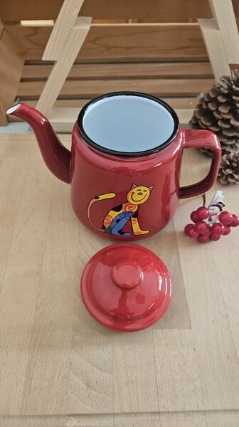 Čajnik emajliran Smaltum rdeč z muckom 1,5 l