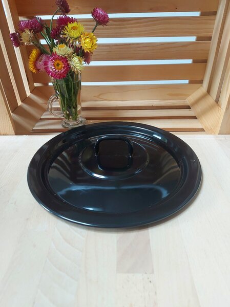Pokrovka je emajlirana, črne barve. Premer 28 cm