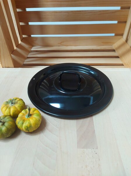 Pokrovka je emajlirana, črne barve. Premer 24 cm