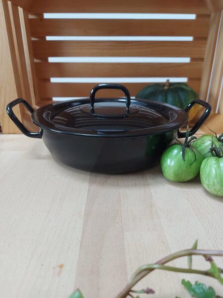 Pokrovka je emajlirana, črne barve. Premer 24 cm