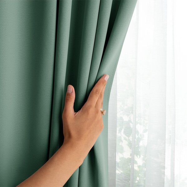 Svetlo zelena zavesa za delno zatemnitev 140x245 cm Kierra – Restilo