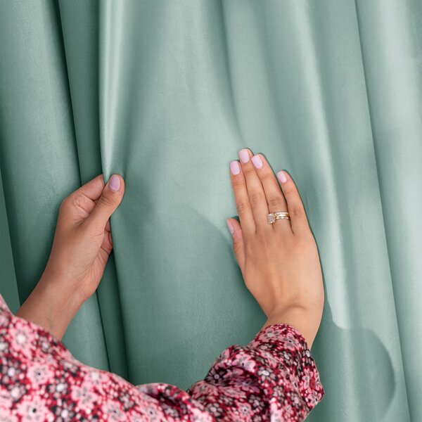 Svetlo zelena žametna zavesa za delno zatemnitev 140x245 cm Pleat – Restilo