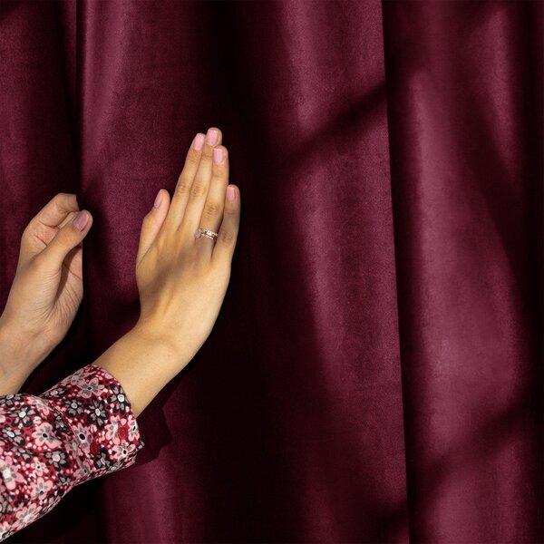 Bordo rdeča žametna zavesa za delno zatemnitev 140x245 cm Pleat – Restilo