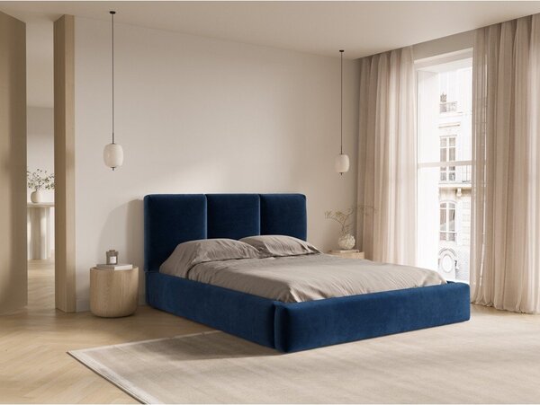 Temno modra žametna oblazinjena zakonska postelja s prostorom za shranjevanje in z letvenim dnom 200x200 cm Brody – Mazzini Beds
