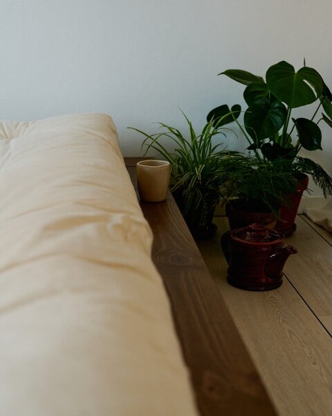 Rjava zakonska postelja iz masivnega bora z letvenim dnom 140x200 cm Japan – Karup Design