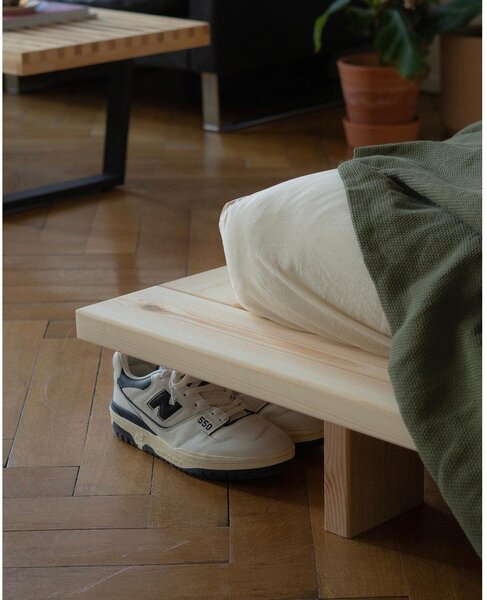 Postelja iz masivnega bora z letvenim dnom 90x200 cm v naravni barvi Japan – Karup Design