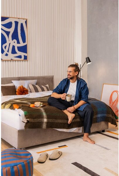 Sivorjava oblazinjena zakonska postelja s prostorom za shranjevanje z letvenim dnom 160x200 cm Myra Bold – Bonami Selection