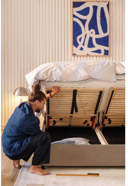 Sivorjava oblazinjena zakonska postelja s prostorom za shranjevanje z letvenim dnom 160x200 cm Myra Pillow – Bonami Selection