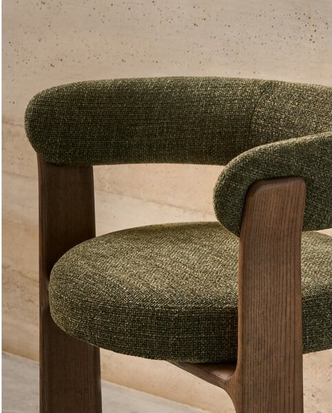 Kaki zelen/rjav jedilni stol z nasloni za roke iz masivnega jesena Granite – Kave Home