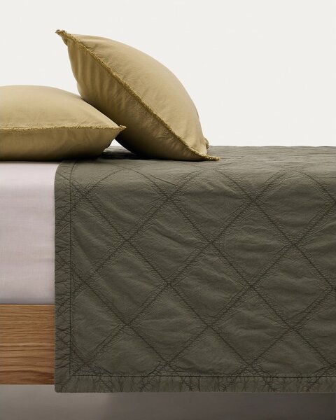 Zeleno bombažno prešito pregrinjalo 240x260 cm Serla – Kave Home
