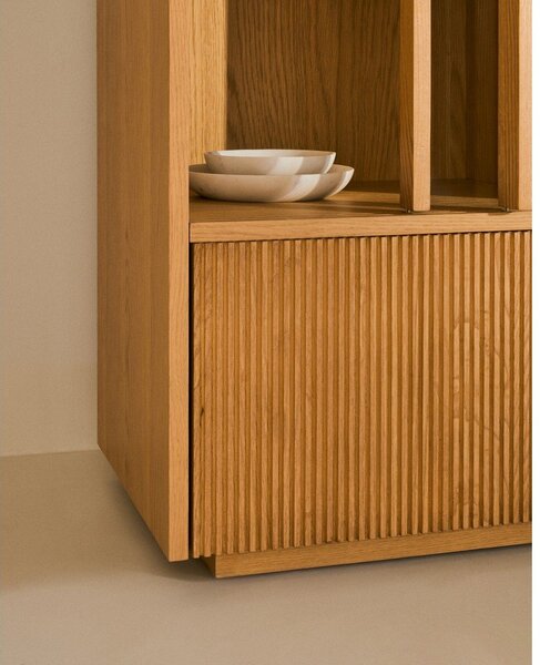 Vitrina v hrastovem dekorju z drsnimi vrati v naravni barvi 100x174x40 cm Helvine – Kave Home