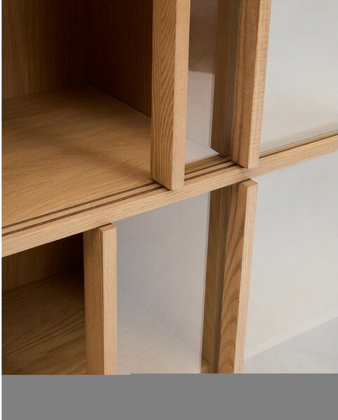 Vitrina v hrastovem dekorju z drsnimi vrati v naravni barvi 100x174x40 cm Helvine – Kave Home