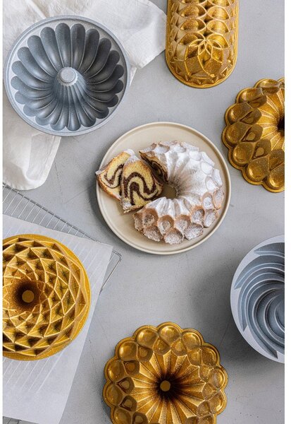 Zlat model za peko iz litega aluminija Bonami Selection Lotus