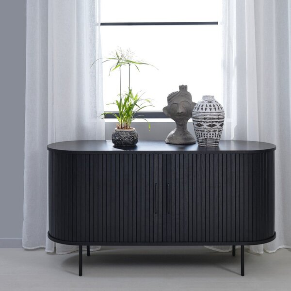 Črna nizka komoda v hrastovem dekorju z drsnimi vrati 140x76 cm Nola – Unique Furniture