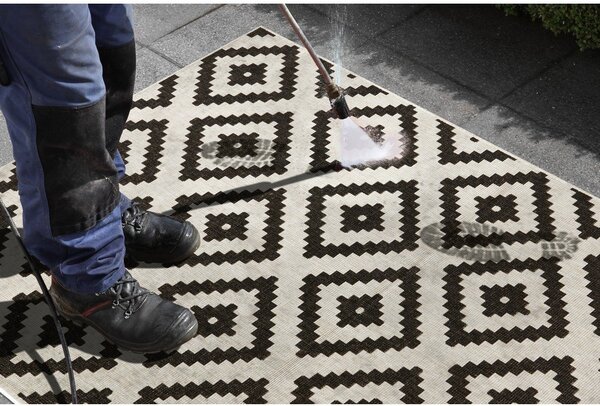 Črno-kremasta zunanja preproga NORTHRUGS Malta, 80 x 150 cm
