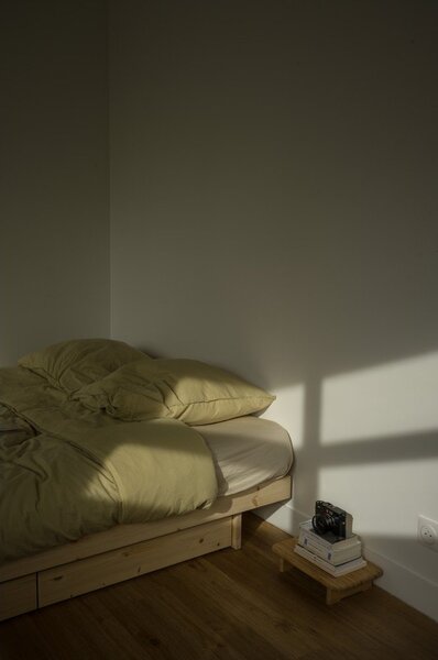 Zakonska postelja iz masivnega bora s prostorom za shranjevanje z letvenim dnom v naravni barvi 160x200 cm Kanso – Karup Design