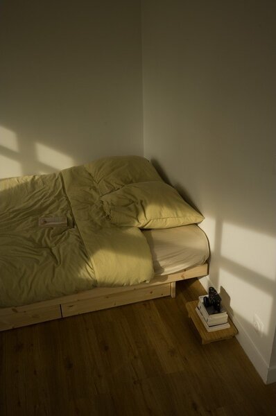Zakonska postelja iz masivnega bora s prostorom za shranjevanje z letvenim dnom v naravni barvi 160x200 cm Kanso – Karup Design
