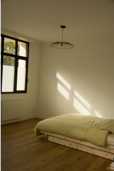 Zakonska postelja iz masivnega bora s prostorom za shranjevanje z letvenim dnom v naravni barvi 160x200 cm Kanso – Karup Design