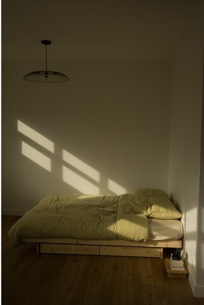 Zakonska postelja iz masivnega bora s prostorom za shranjevanje z letvenim dnom v naravni barvi 160x200 cm Kanso – Karup Design