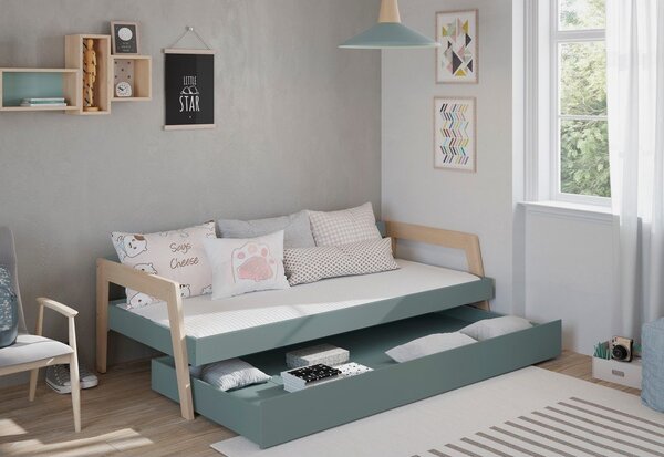Zelena/prašno zelena otroška postelja iz masivnega bora z dodatnim ležiščem s prostorom za shranjevanje z letvenim dnom 90x200 cm Carrie – Marckeric