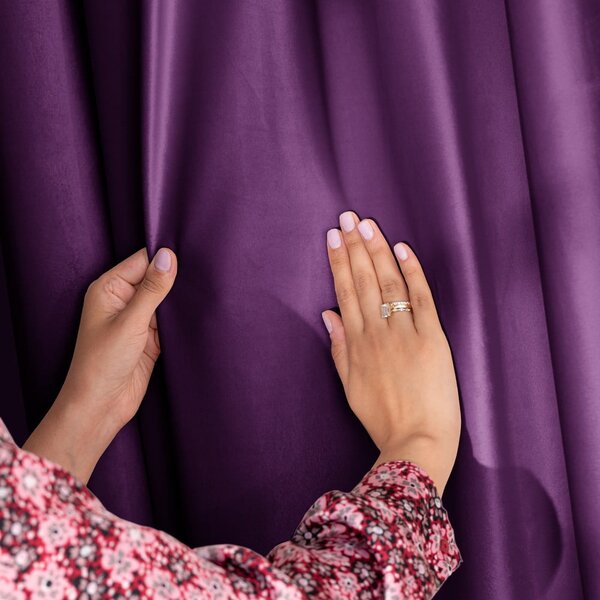 Vijolična žametna zavesa za delno zatemnitev 140x245 cm Pleat – Restilo