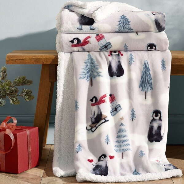 Bela odeja z božičnim motivom 170x130 cm Christmas Sherpa Penguins – Catherine Lansfield