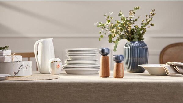 Mlinček za začimbe iz hrastovega lesa z antracitno-sivimi porcelanastimi detajli Kähler Design Hammershoi, višina 13 cm