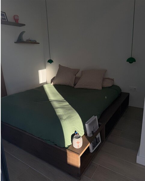 Rjava zakonska postelja iz borovega lesa z letvenim dnom 160x200 cm Ziggy - Karup Design