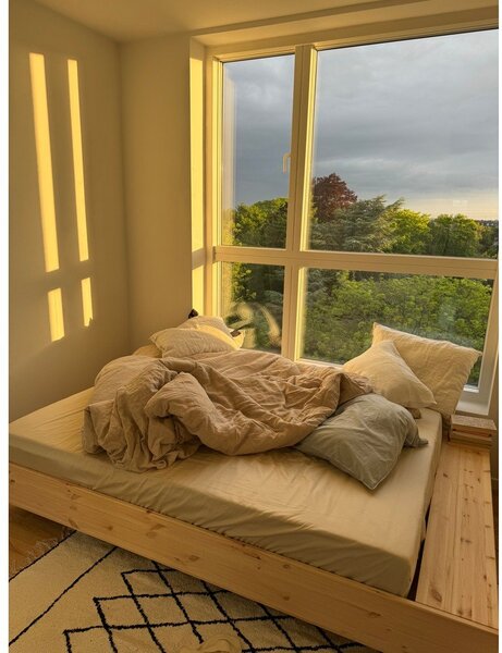 Zakonska postelja iz masivnega bora z letvenim dnom 160x200 cm Merge – Karup Design