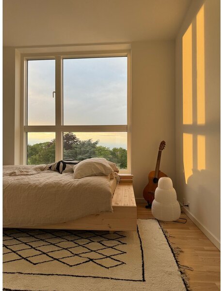 Zakonska postelja iz masivnega bora z letvenim dnom 160x200 cm Merge – Karup Design