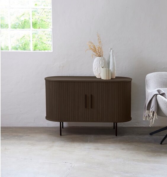 Rjava komoda v hrastovem dekorju z drsnimi vrati 120x76x45 cm Nola – Unique Furniture